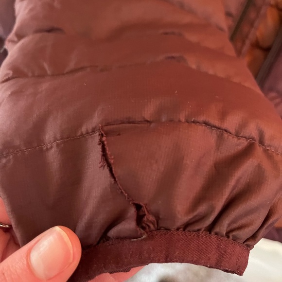 Very Worn Patagonia Maroon Down Puffy Jacket Womens Médium - Picture 3 of 5